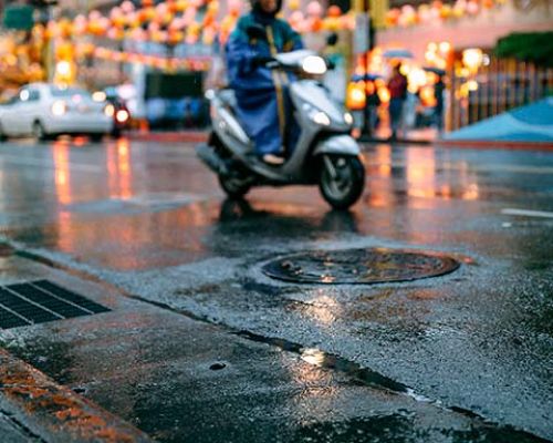 Consejos y trucos para frenar la moto en ciudad