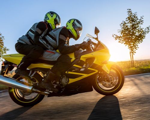 Cómo afrontar el viento lateral en la moto