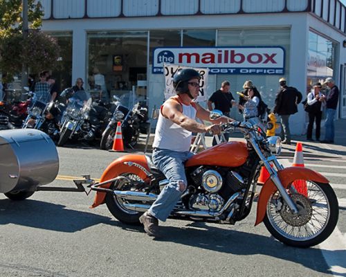 ¿Una moto tirando de un remolque?
